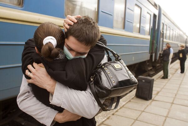 Молодые люди в масках на вокзале города Ровно 