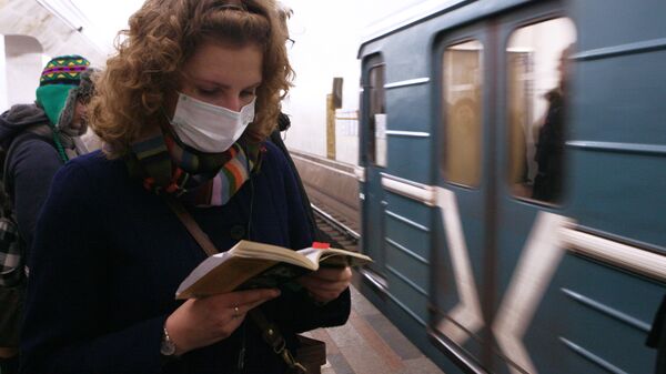 Пассажиры московского метро в защитных масках
