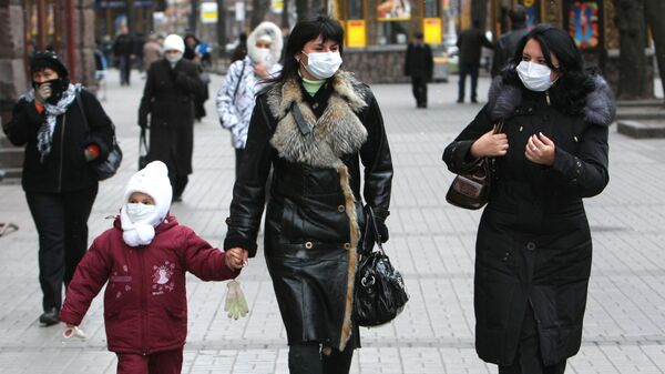 Люди в масках на улицах Киева. Архивное фото
