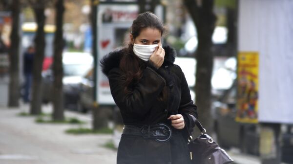 Жители Днепропетровска принимают меры для защиты от вируса свиного гриппа