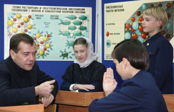 Президент РФ Дмитрий Медведев посетил епархиальную школу-пансион Михайло-Архангельского православного комплекса