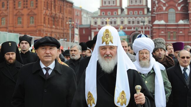 Патриарх Московский и Всея Руси Кирилл и мэр Москвы Юрий Лужков на шествии, посвященном Дню народного единства. Архив