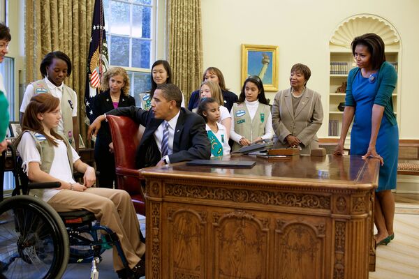 Президент США Барак Обама во время встречи с двеочками-скаутами в Белом доме