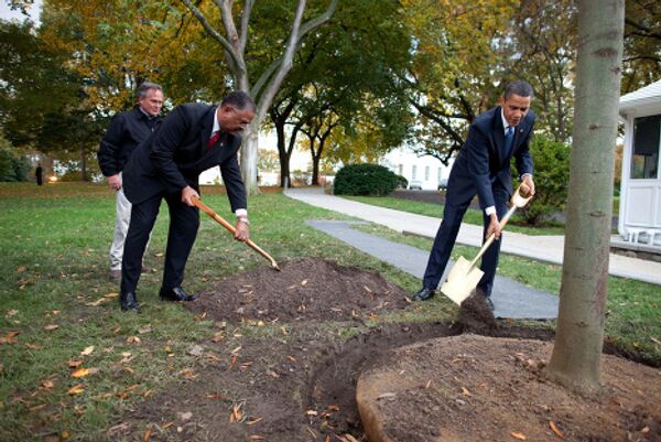 Президент США Барак Обама во дворе Белого дома