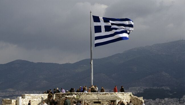 Греческий флаг на смотровой площадке Акрополя. Архивное фото