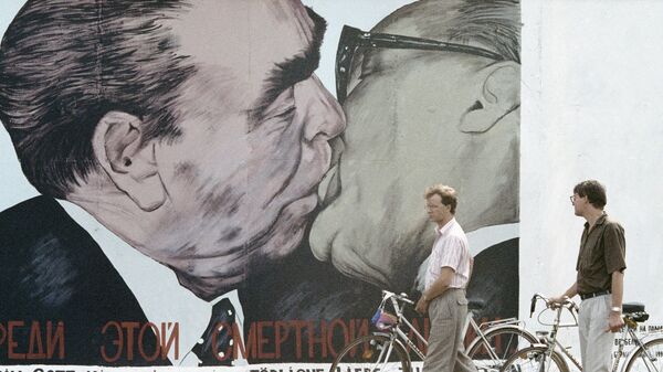 Граффити на уцелевшем участке Берлинской стены