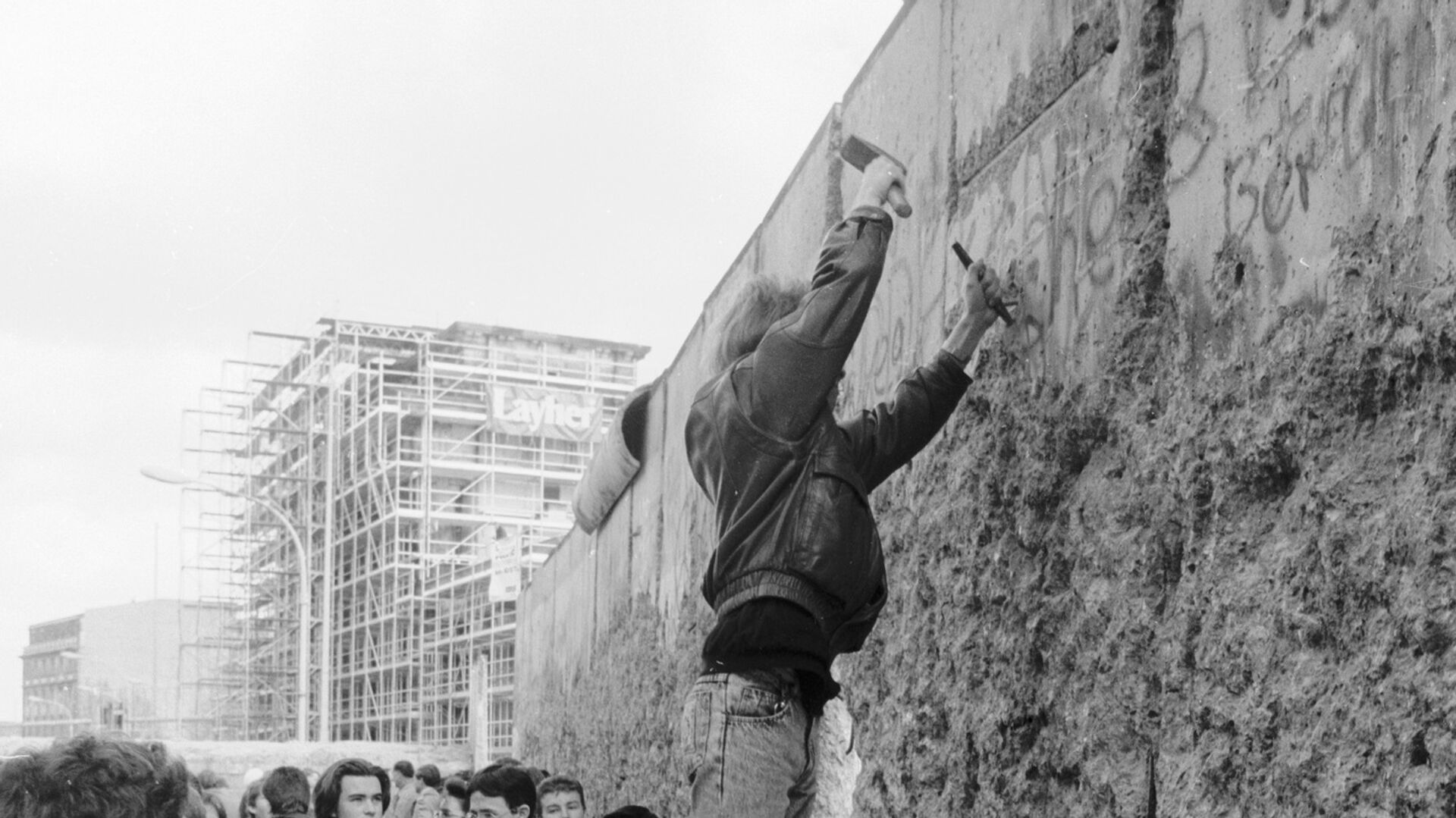 Житель Берлина отбивает кусок бетона от Берлинской стены - РИА Новости, 1920, 03.02.2021