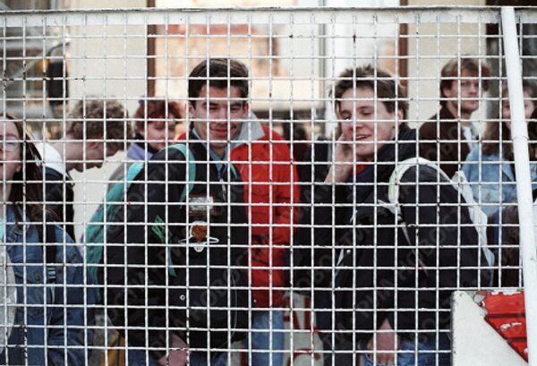 Жители ГДР стоят в очереди у контрольно-пропускного пункта