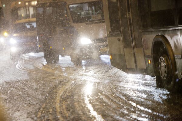 Сильный снегопад привел к отключению электричества в Карелии