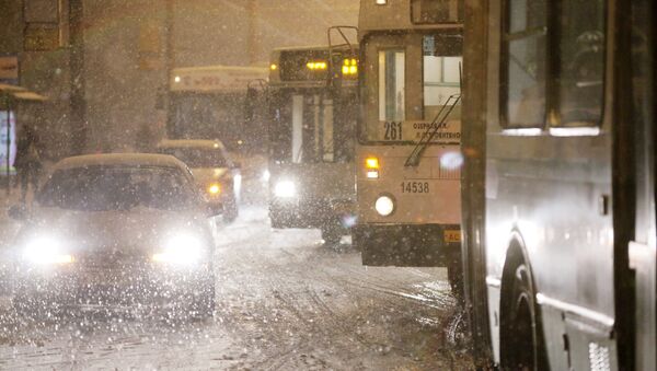 Ситуация на автодорогах ухудшилась из-за выпавшего ночью снега