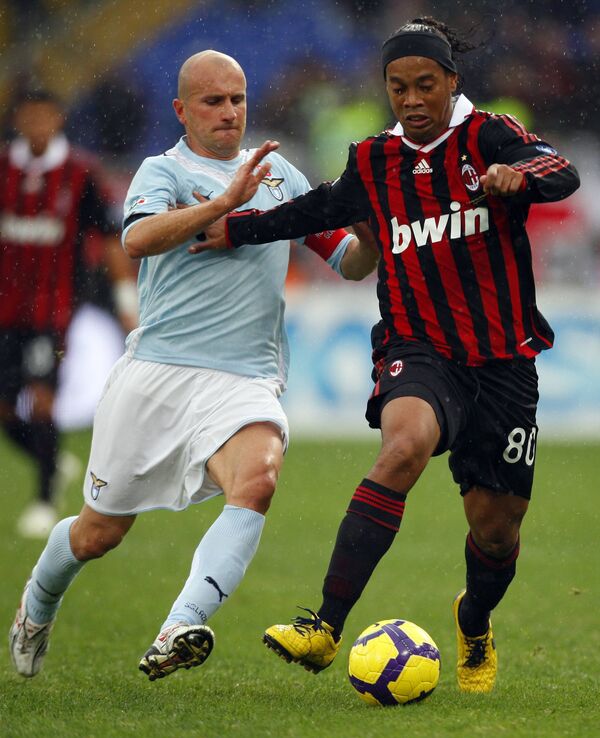 Нападающий Милана Роналдиньо (справа)