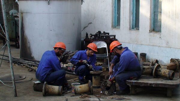 Рабочие на ремонтных работах на ГЭС