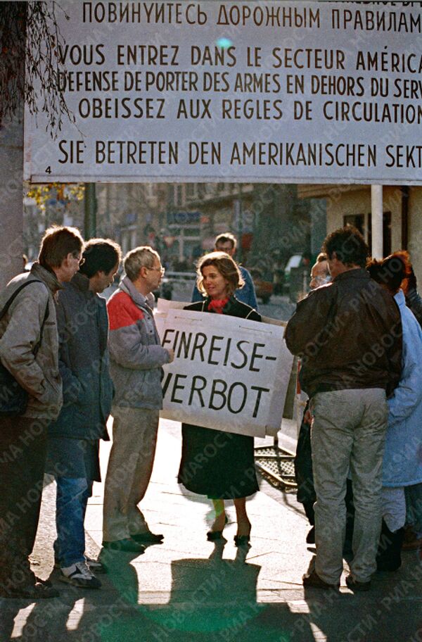Жители ГДР у контрольно-пропускного пункта Чекпойнт Чарли в американском секторе