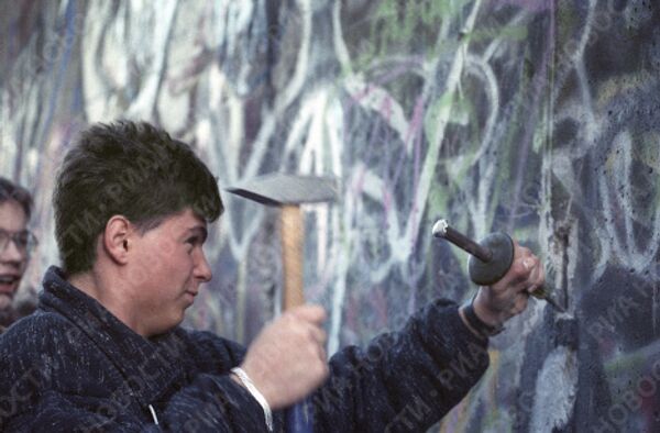 Кусок Берлинской стены на память