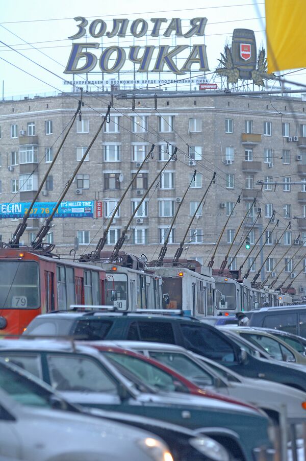 Упавший рекламный щит спровоцировал ДТП на севере Москвы