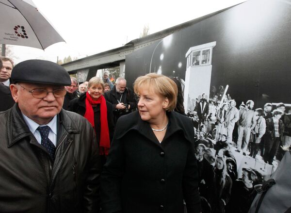 Михаил Горбачев и Ангела Меркель у Берлинской стены