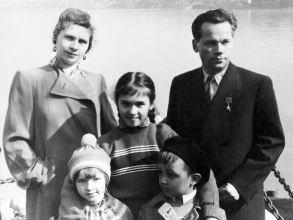 Советский конструктор М. Т. Калашников (справа) с женой и детьми