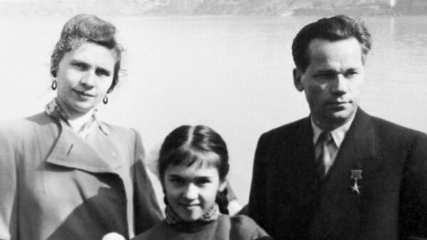 Советский конструктор Михаил Калашников с женой и детьми