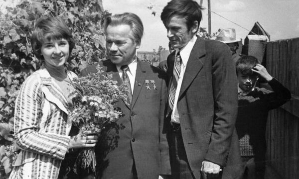 Михаил Калашников с дочерью и сыном