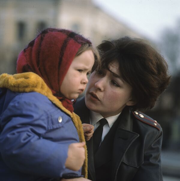 Инспектор детской комнаты милиции с ребенком из неблагополучной семьи. Архив