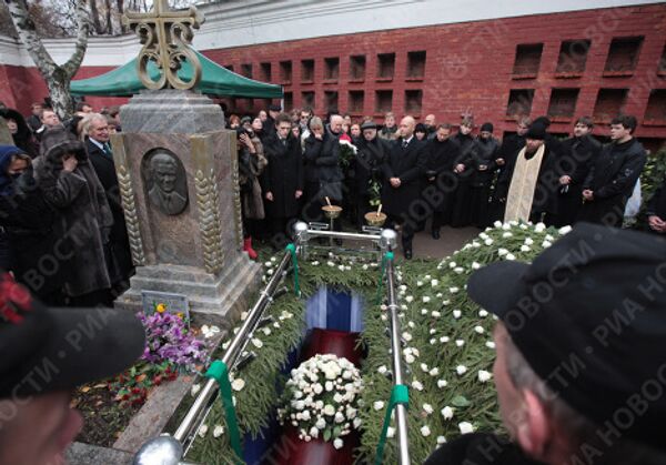 Похороны актрисы Алены Бондарчук прошли на Новодевичьем кладбище