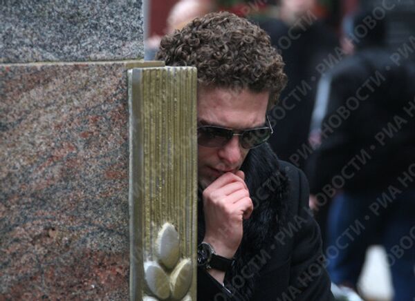 Сын актрисы Алены Бондарчук Константин Крюков во время похорон своей матери на Новодевичьем кладбище