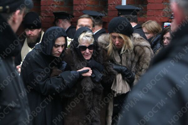 Похороны актрисы Алены Бондарчук прошли на Новодевичьем кладбище
