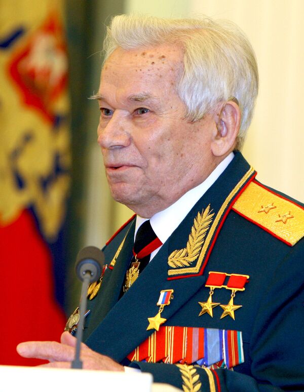 Военнослужащие и коллеги Калашникова поздравили его с 90-летием