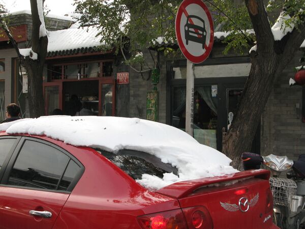 Снегопад заблокировал на дорогах в Китае более 30 тысяч человек