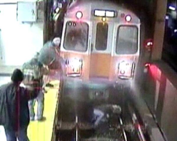 Женщина упала на рельсы и чуть не погибла под поездом