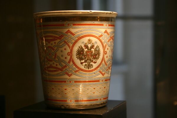 Россия – эмалированная чашка 1896 года. Один из двух предметов русской коллекции Сен-Лорана