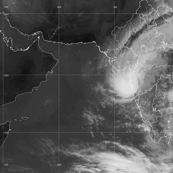 Тропический циклон Пьян приближается к западному побережью Индии 