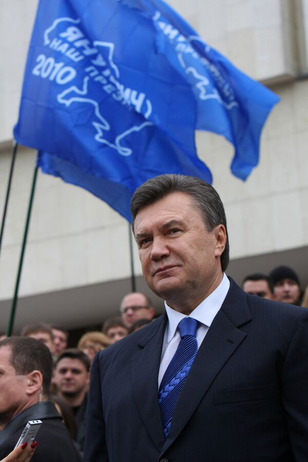 Лидер Партии регионов Виктор Янукович лидирует в первом туре президентских выборов на Украине