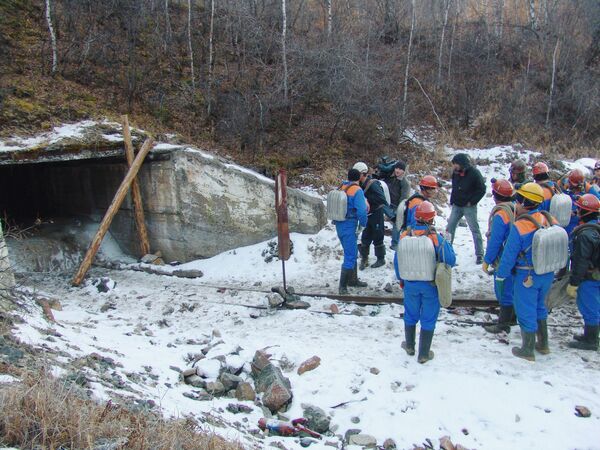 В заброшенной шахте в Бурятии продолжаются поиски пропавших людей