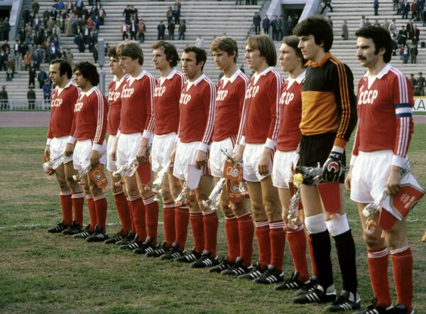 Сборная команда СССР по футболу перед началом товарищеской встречи со сборной командой ГДР