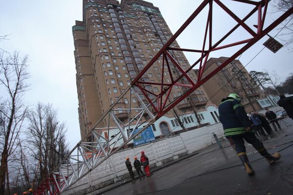 Падение башенного крана на стройке в Москве