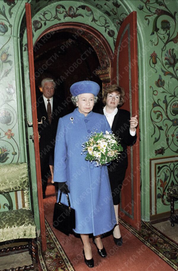 Королева Елизавета II во время осмотра интерьеров Большого Кремлевского дворца