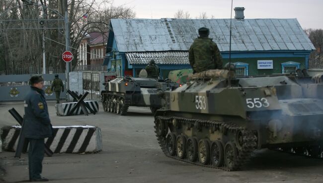 Обстановка у складов боеприпасов воинской части. Архивное фото