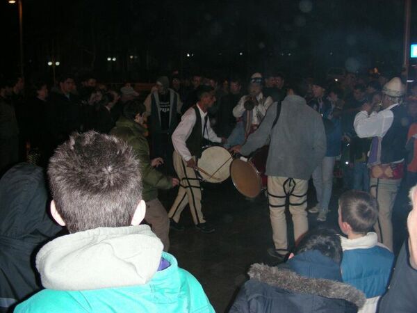 Косово. Албанцы танцуют в Приштине в день объявления независимости Косово 17 февраля 2008 года
