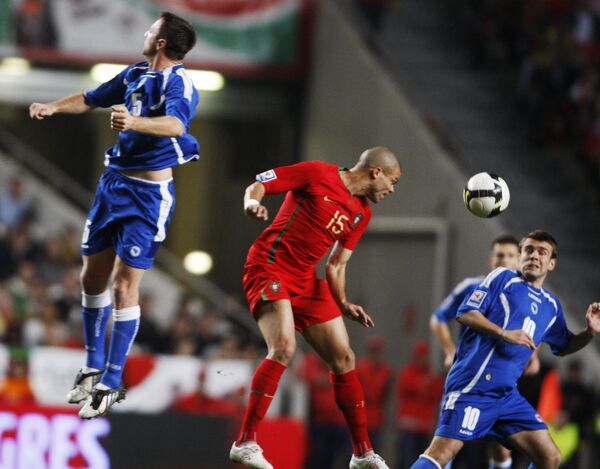 Игроки сборной Боснии в борьбе за мяч с португальцем Пепе (в красном)
