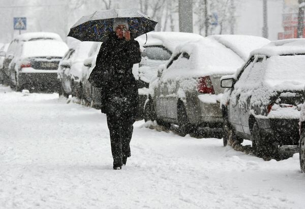 Машины на парковках в Москве из-за снегопада будут перепарковывать