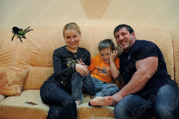 Мистер Вселенная - атлет Алексей Нетесанов с семьей
