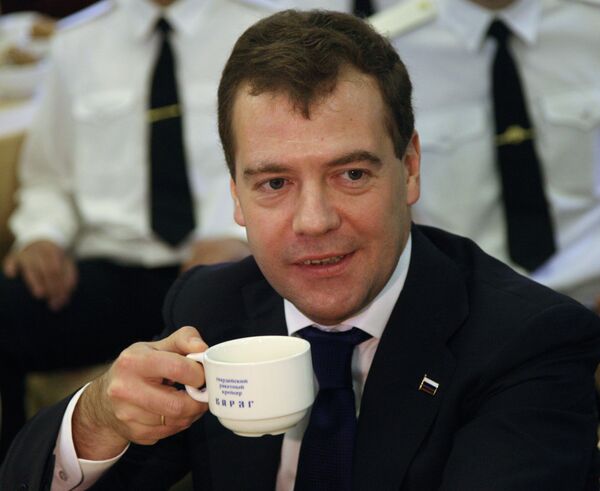 Президент РФ Медведев во время посещения флагмана Тихоокеанского флота РФ ракетного крейсера Варяг