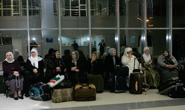 Пассажиры первого международного авиарейса в зале ожидания в аэропорту города Грозного