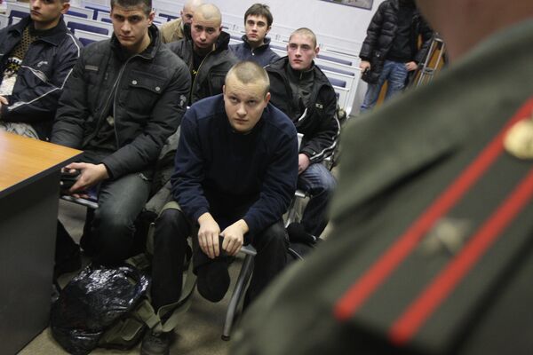 Власти выясняют, почему в аэропорту Калининграда застряли срочники