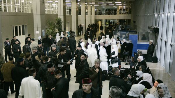 Чеченские паломники, вылетающие в Саудовскую Аравию, в зале ожидания в аэропорту города Грозного