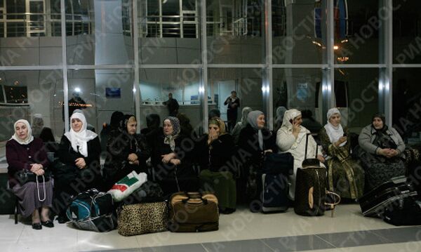 Чеченские паломники, вылетающие в Саудовскую Аравию, в зале ожидания в аэропорту города Грозного