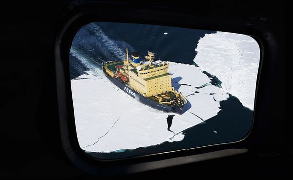 Ситуация с застрявшим в Антарктиде ледоколом решится в течение дня