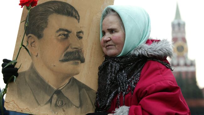 Женщина с портретом Сталина на Красной площади. Архив