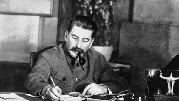 Иосиф Сталин в рабочем кабинете. Архив